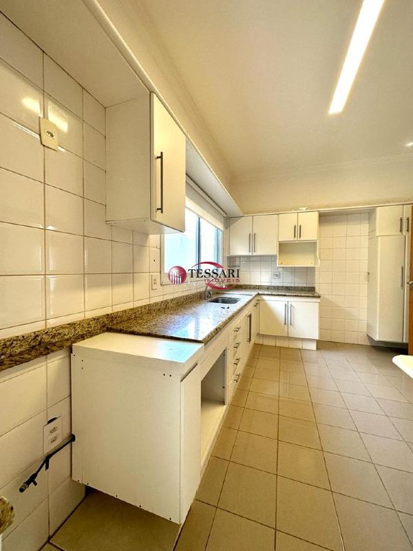 Casa de Condomínio com 3 quartos para aluguel, 238m² — foto 17 de 27