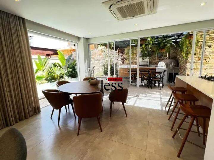 Casa de Condomínio com 3 quartos para aluguel, 212m² — foto 2 de 27