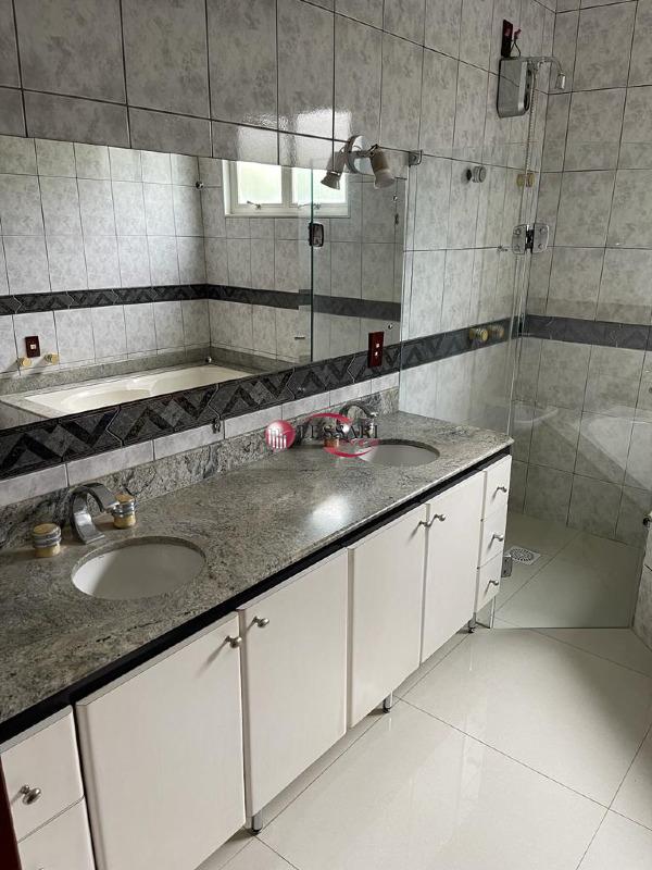 Casa de Condomínio com 3 quartos para aluguel, 350m² — foto 18 de 25