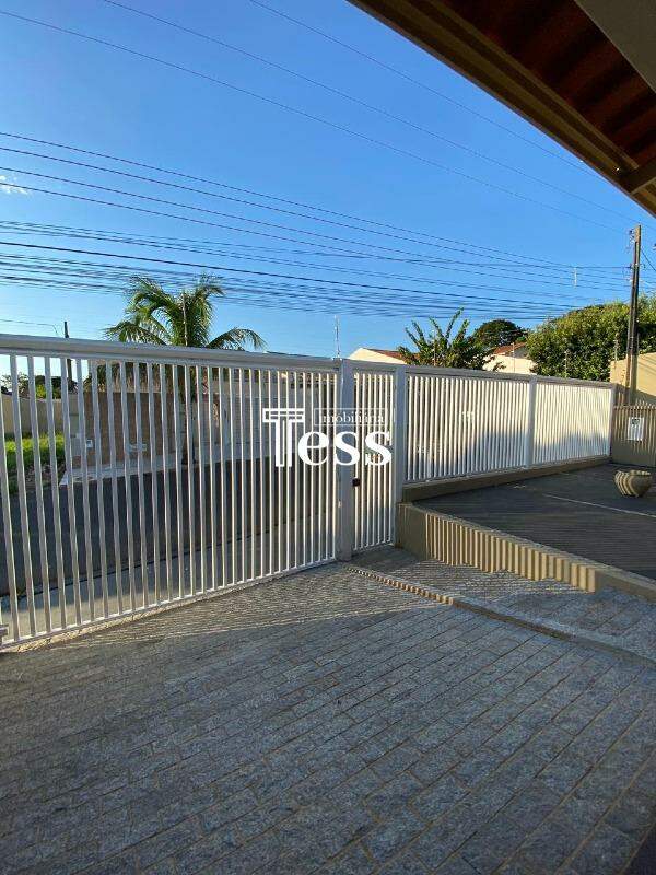 Casa com 3 quartos à venda, 320m² — foto 2 de 20