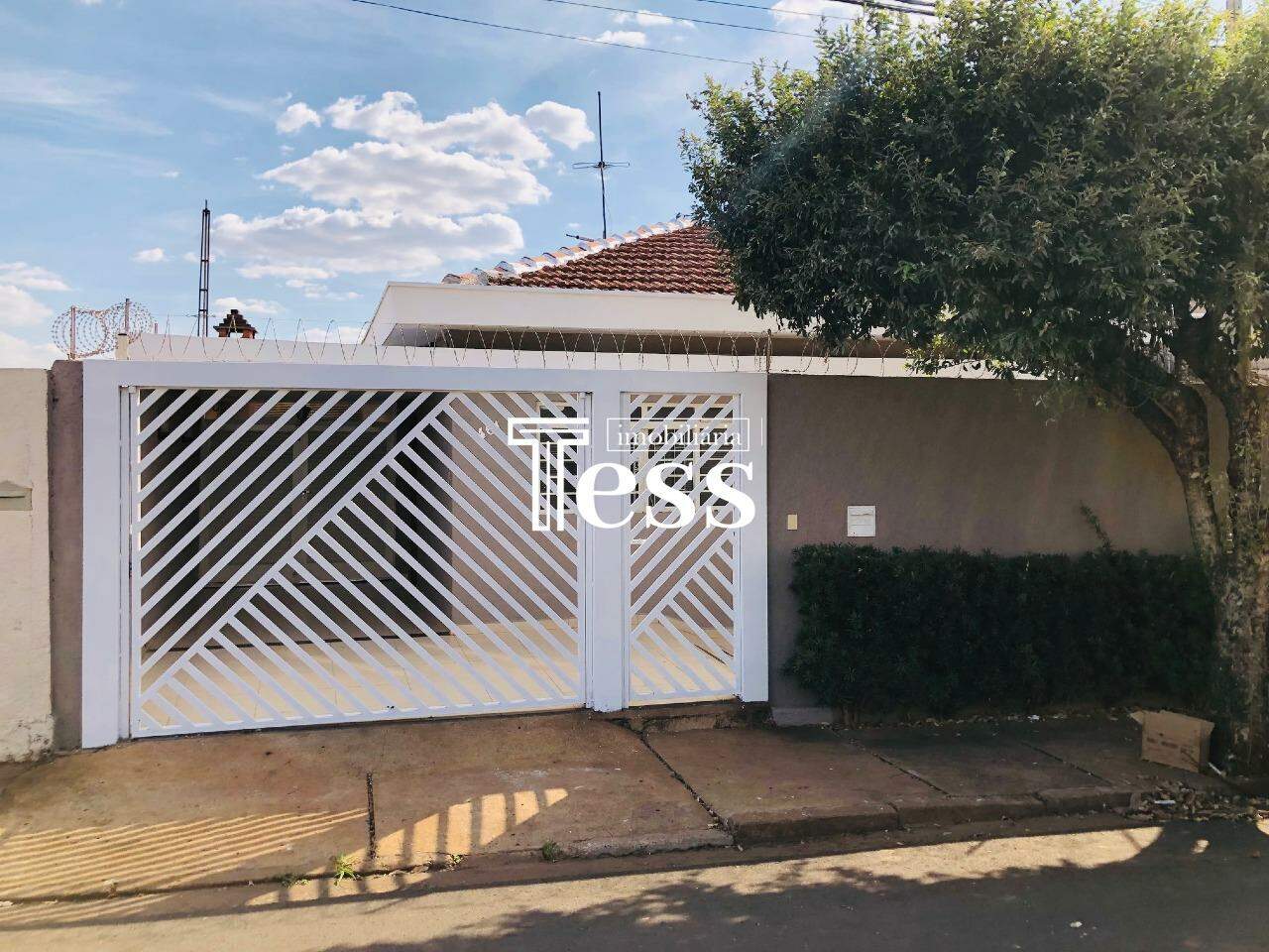 Casa com 3 quartos para aluguel, 166m² — foto 1 de 24