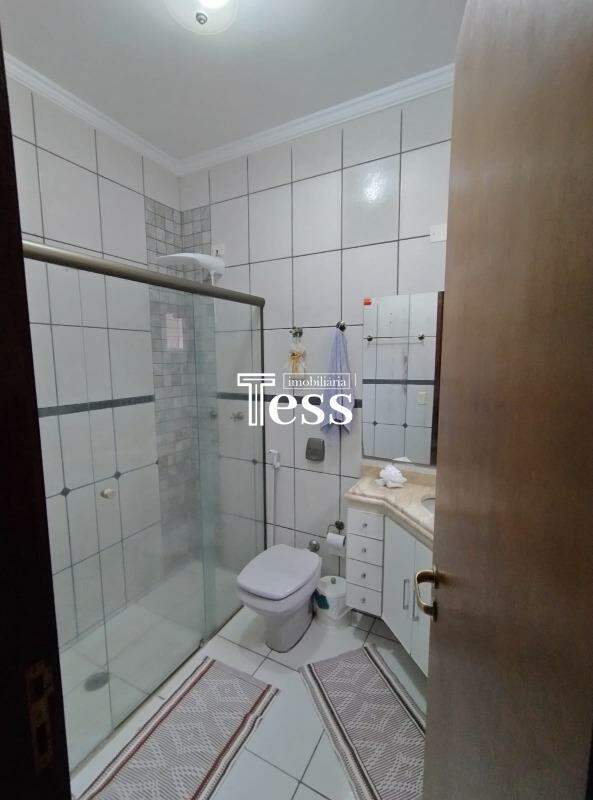 Casa com 3 quartos à venda, 218m² — foto 25 de 28