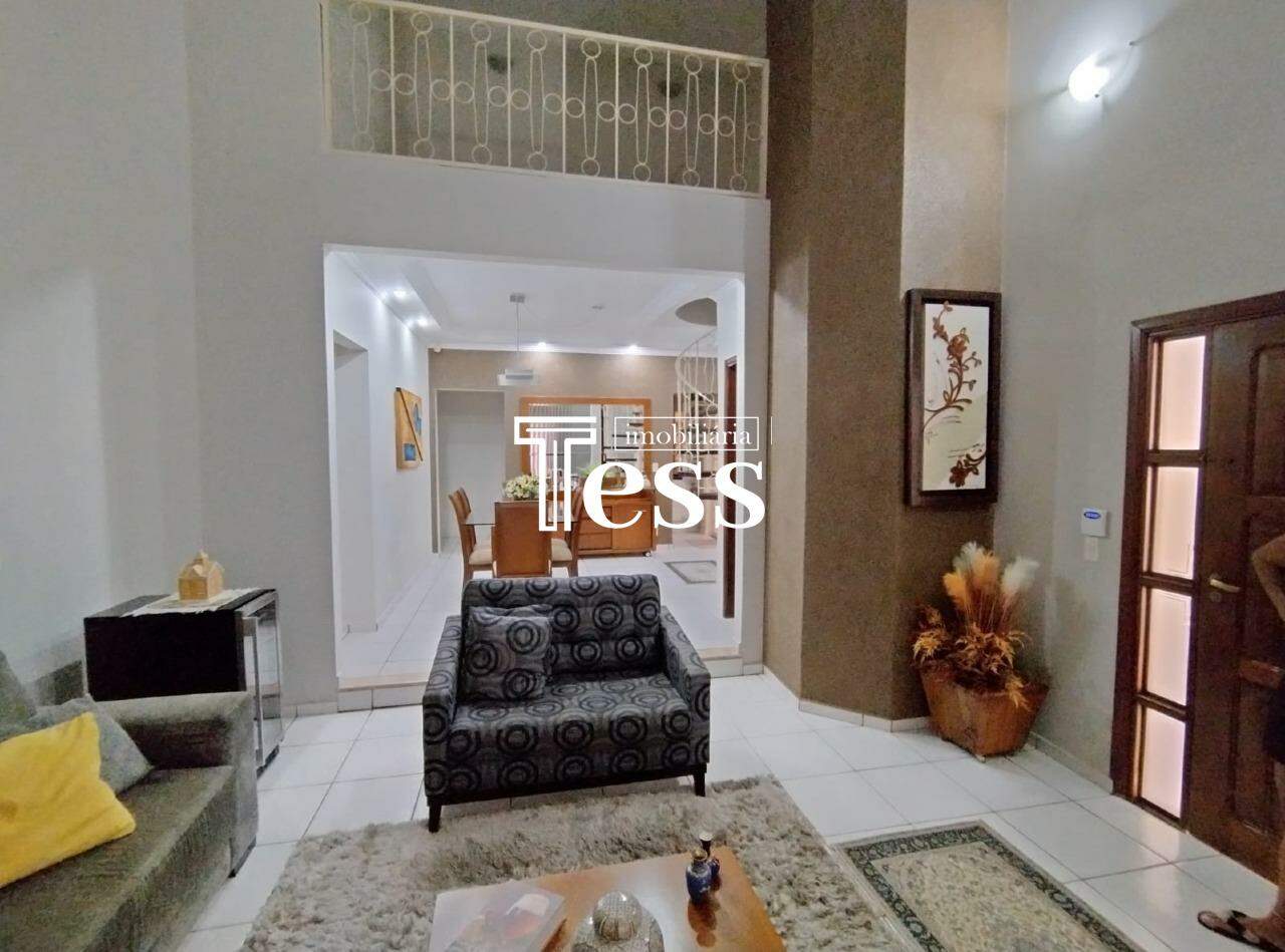 Casa com 3 quartos à venda, 218m² — foto 2 de 28