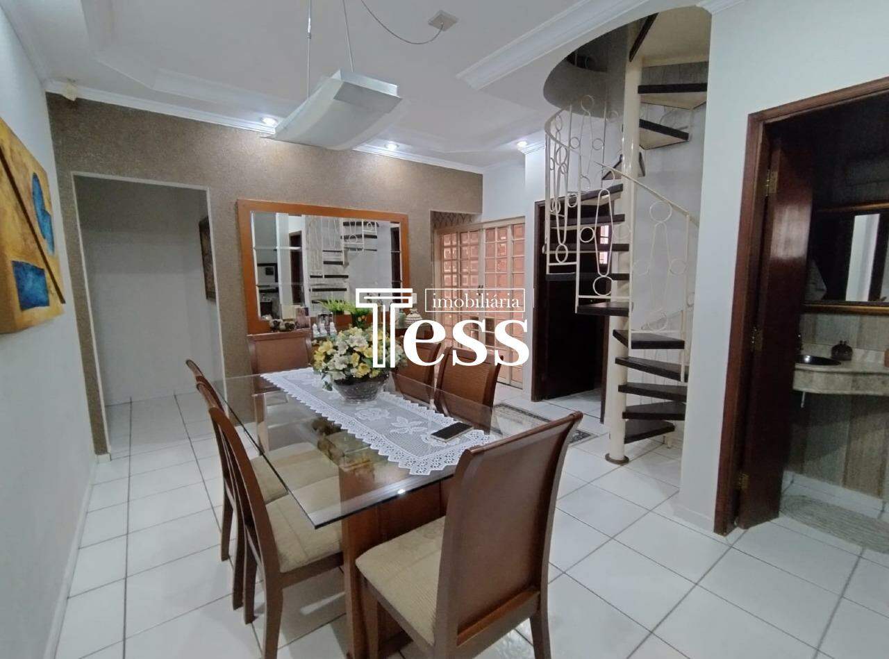Casa com 3 quartos à venda, 218m² — foto 3 de 28