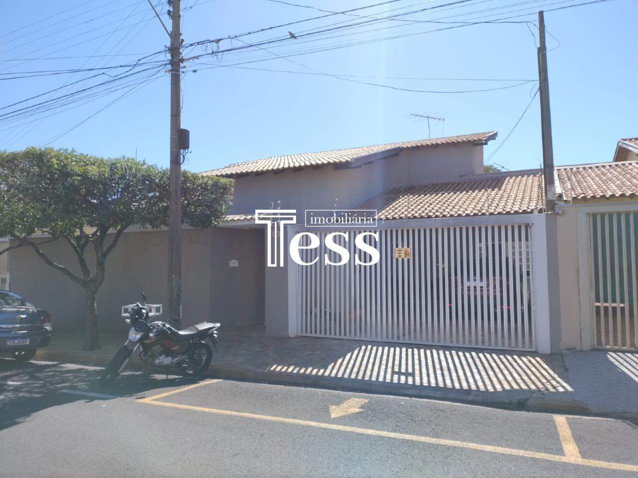 Casa com 3 quartos à venda, 218m² — foto 1 de 28