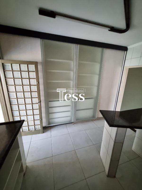 Casa com 3 quartos para aluguel, 250m² — foto 8 de 30