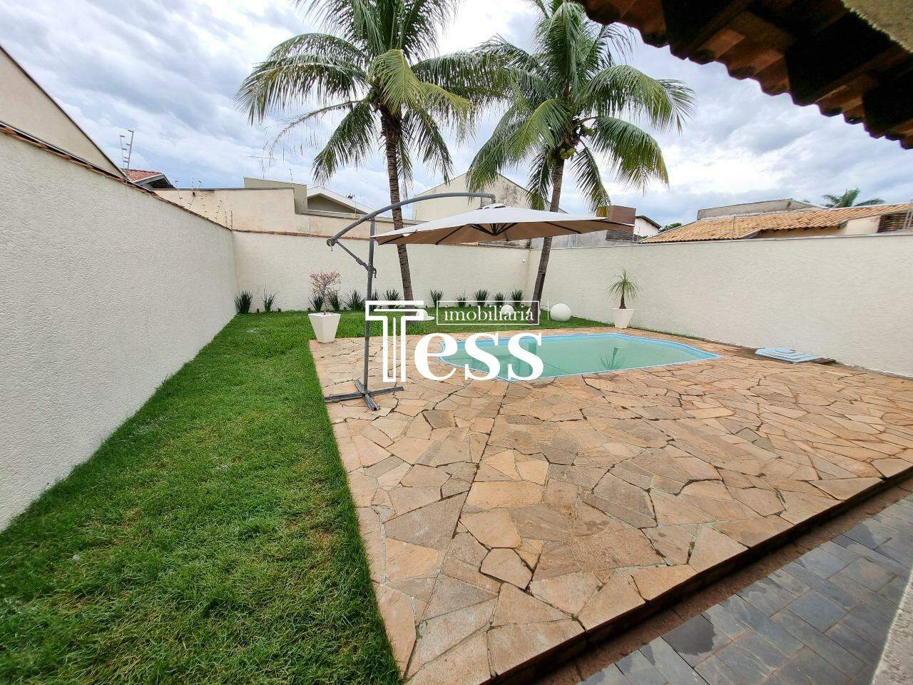 Casa com 3 quartos para aluguel, 250m² — foto 1 de 30