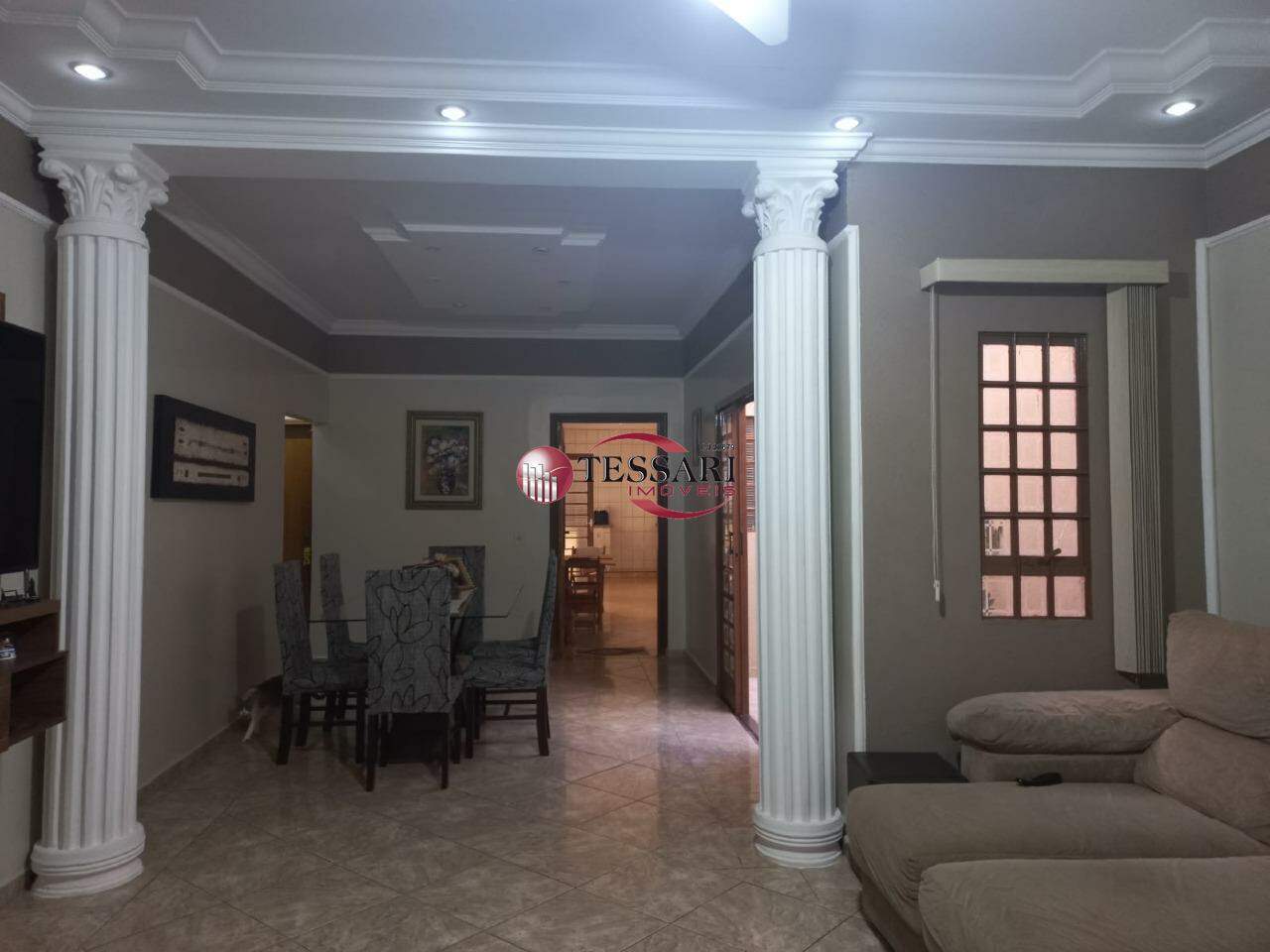 Casa com 3 quartos à venda, 220m² — foto 1 de 18