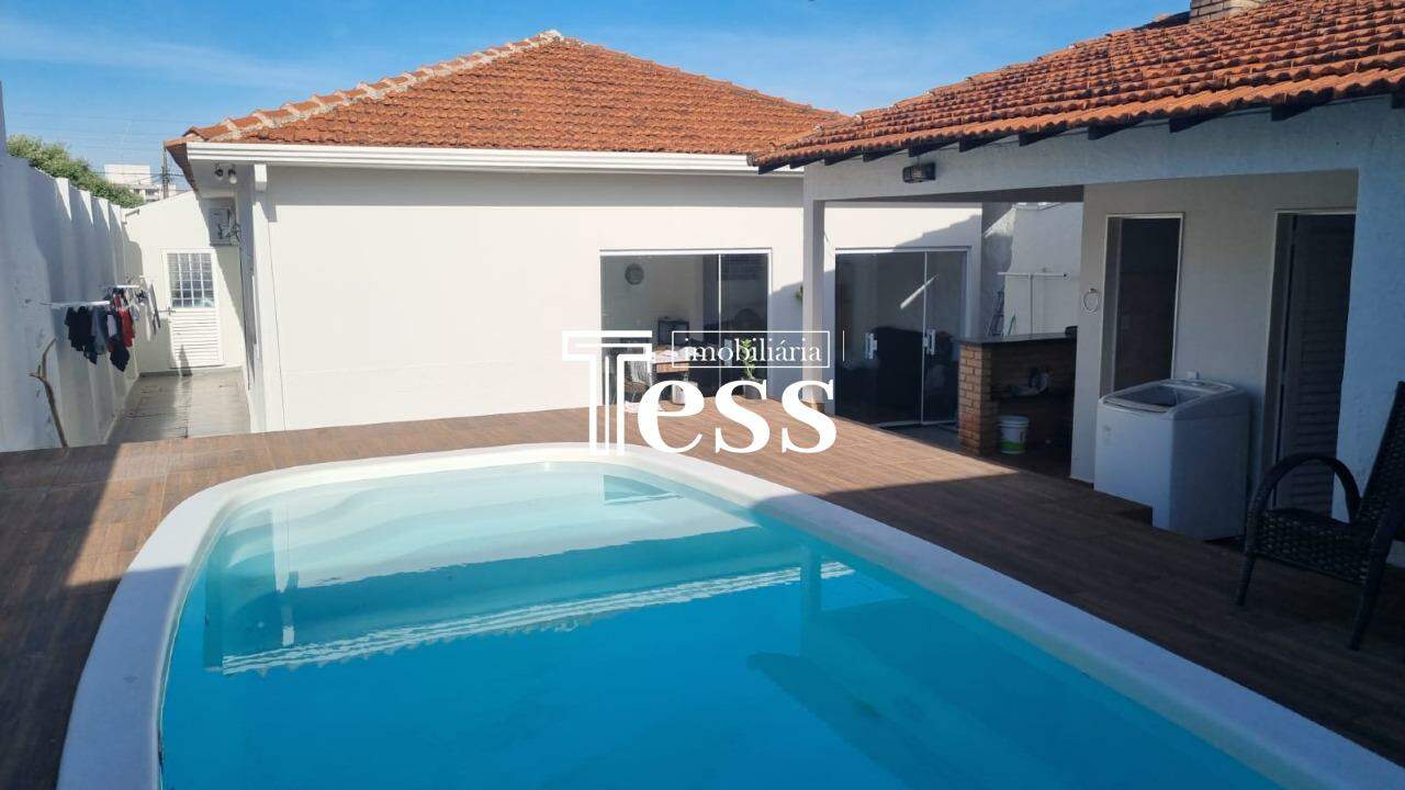 Casa com 3 quartos à venda, 300m² — foto 1 de 12