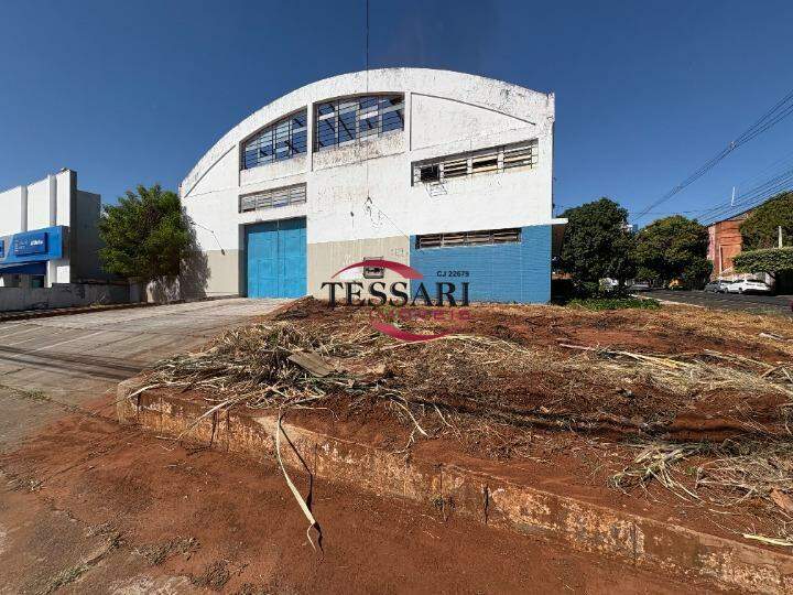 Loja / Salão / Ponto Comercial à venda, 900m² — foto 1 de 19
