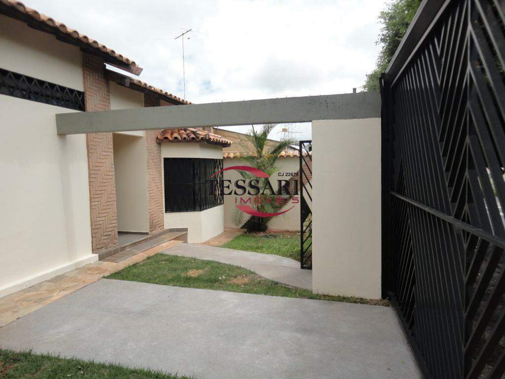 Casa com 3 quartos à venda, 230m² — foto 3 de 23