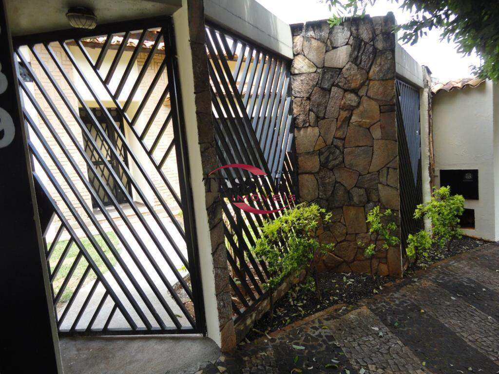 Casa com 3 quartos à venda, 230m² — foto 2 de 23