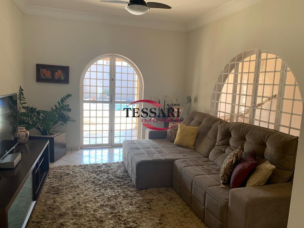 Casa com 3 quartos à venda, 375m² — foto 2 de 20