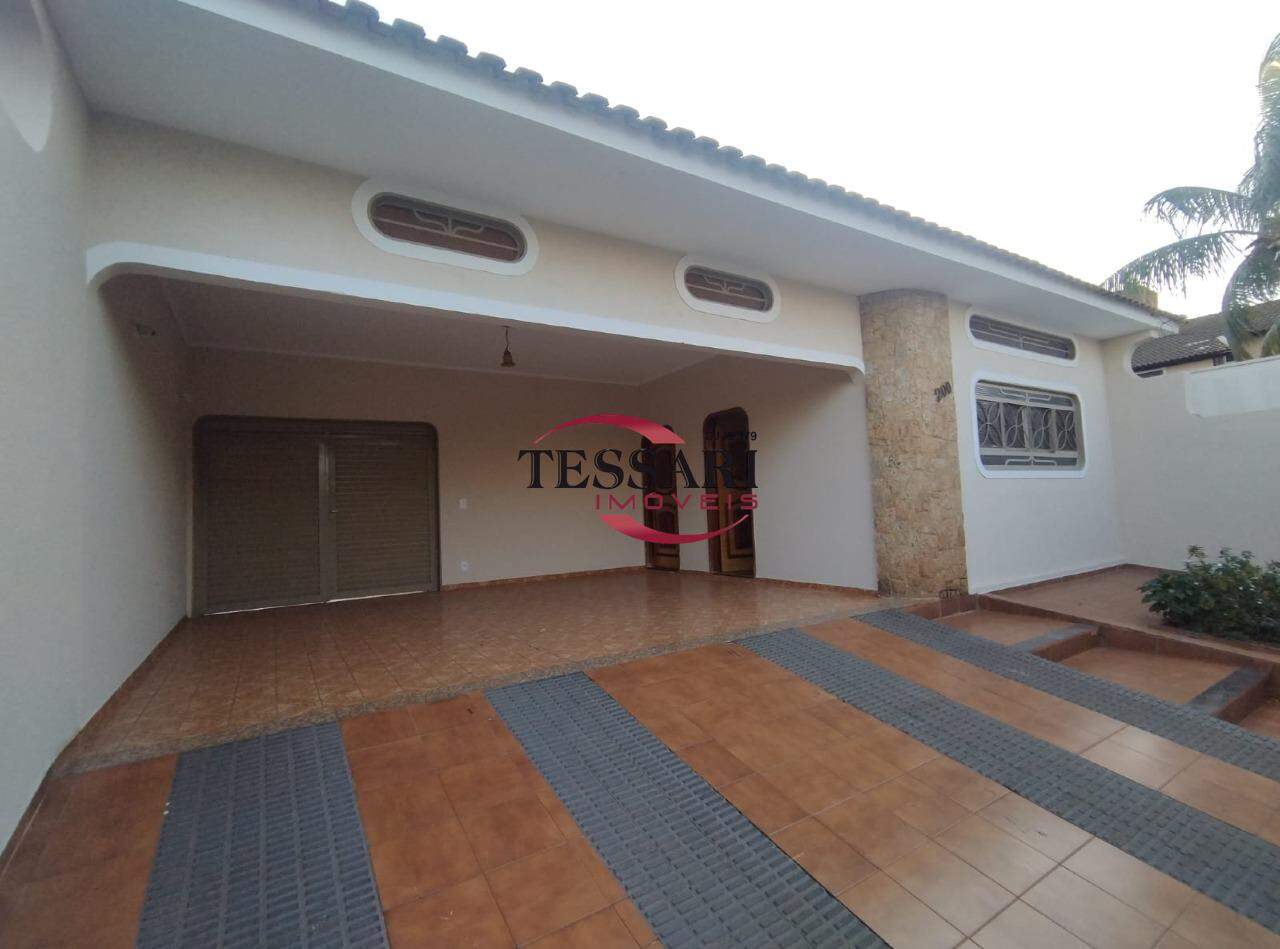 Casa com 3 quartos à venda, 250m² — foto 2 de 26