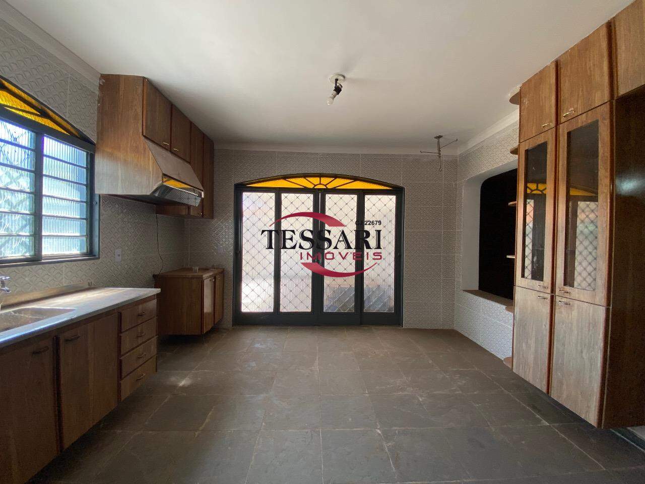 Casa com 4 quartos para aluguel, 230m² — foto 13 de 28