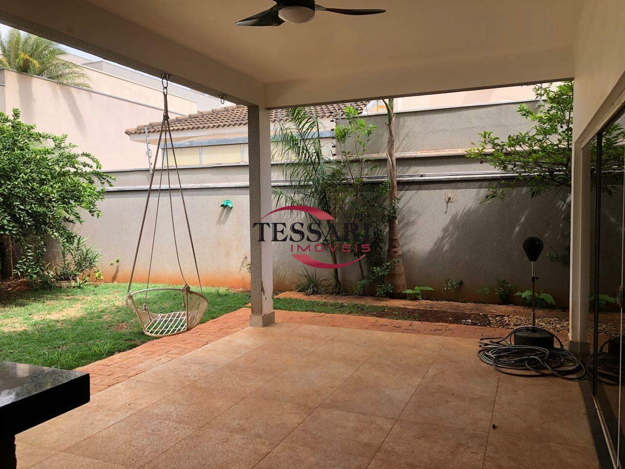 Casa de Condomínio com 4 quartos para aluguel, 300m² — foto 28 de 30