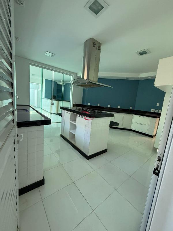 Casa de Condomínio com 3 quartos à venda, 300m² — foto 6 de 23