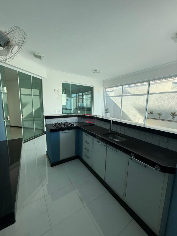 Casa de Condomínio com 3 quartos à venda, 300m² — foto 7 de 23