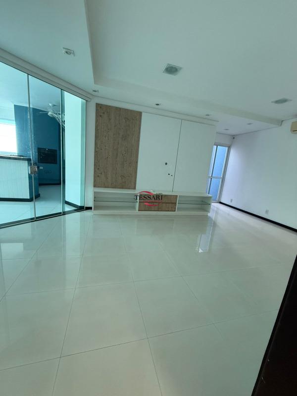 Casa de Condomínio com 3 quartos à venda, 300m² — foto 2 de 23