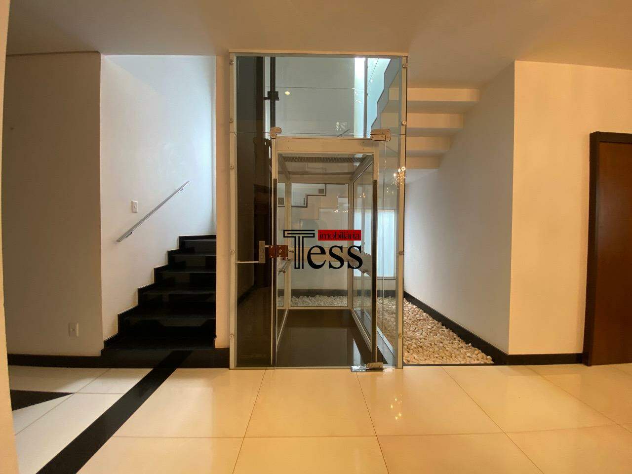Casa de Condomínio com 4 quartos para aluguel, 380m² — foto 9 de 25