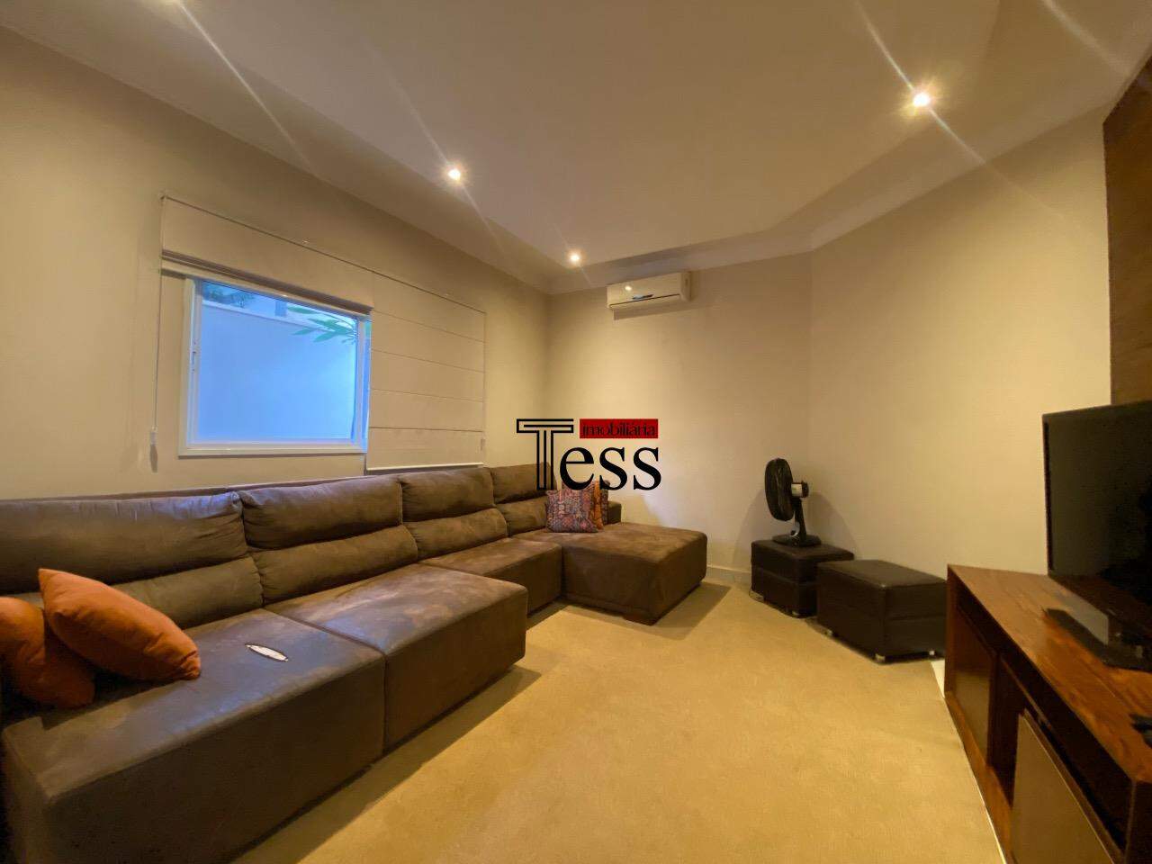 Casa de Condomínio com 4 quartos para aluguel, 380m² — foto 2 de 25