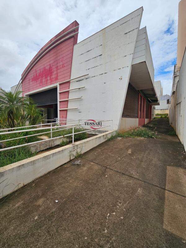 Loja / Salão / Ponto Comercial para aluguel, 880m² — foto 1 de 18
