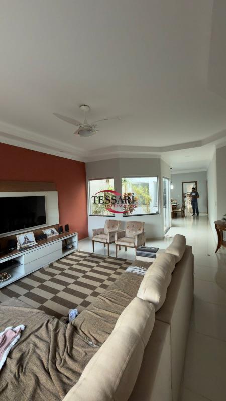 Casa com 3 quartos à venda, 216m² — foto 23 de 25