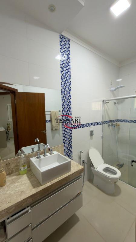 Casa com 3 quartos à venda, 216m² — foto 18 de 25