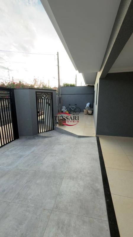 Casa com 3 quartos à venda, 216m² — foto 2 de 25