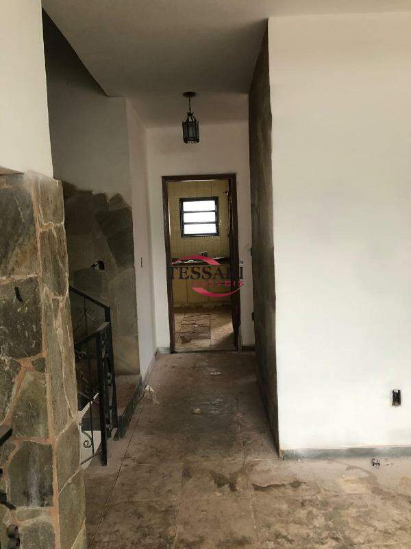 Casa com 3 quartos à venda, 235m² — foto 2 de 30