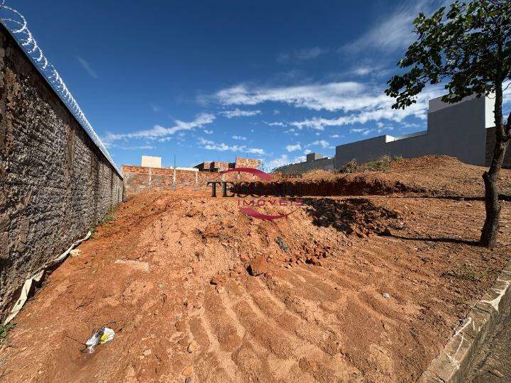 Terreno / Lote / Condomínio à venda, 200m² — foto 2 de 4