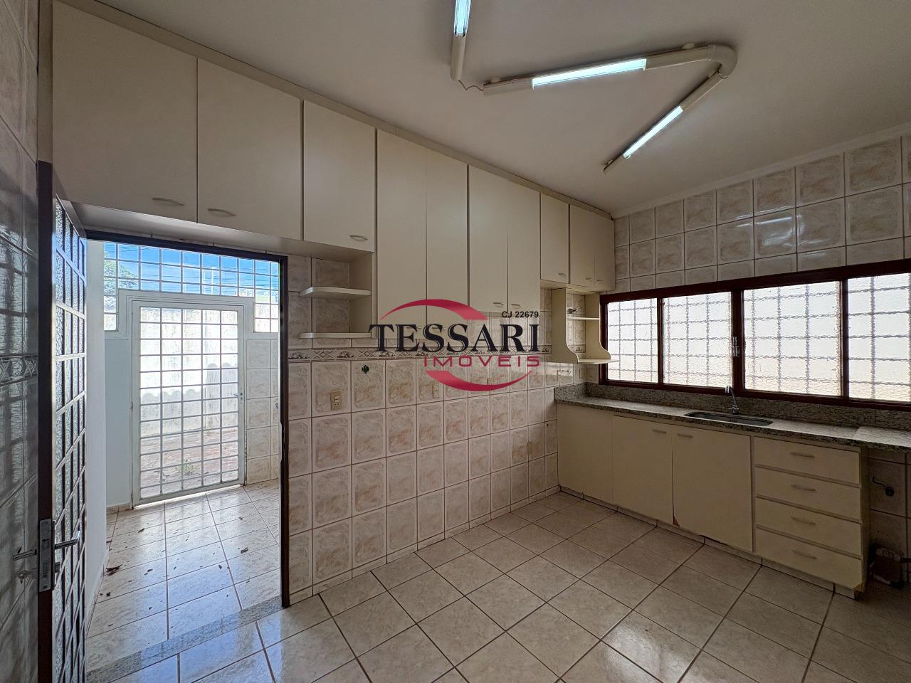 Casa com 3 quartos para aluguel, 306m² — foto 12 de 30