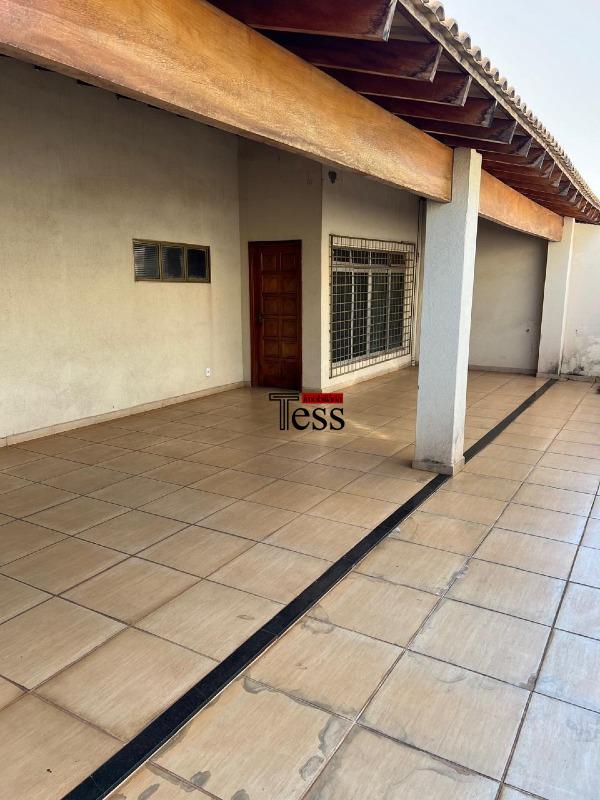 Casa com 3 quartos à venda, 360m² — foto 2 de 25