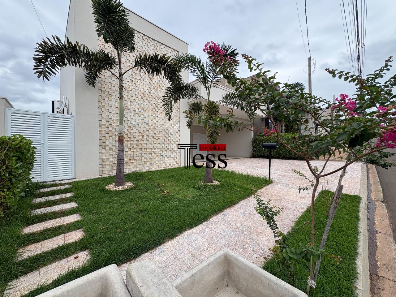 Casa de Condomínio com 3 quartos à venda, 244m² — foto 2 de 30
