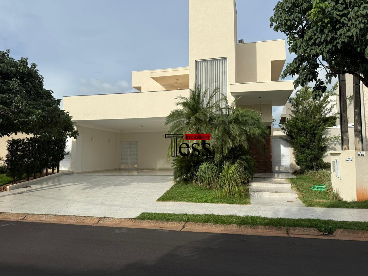 Casa de Condomínio com 4 quartos para aluguel, 300m² — foto 1 de 30