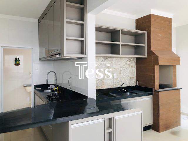 Casa de Condomínio com 3 quartos para aluguel, 185m² — foto 2 de 11