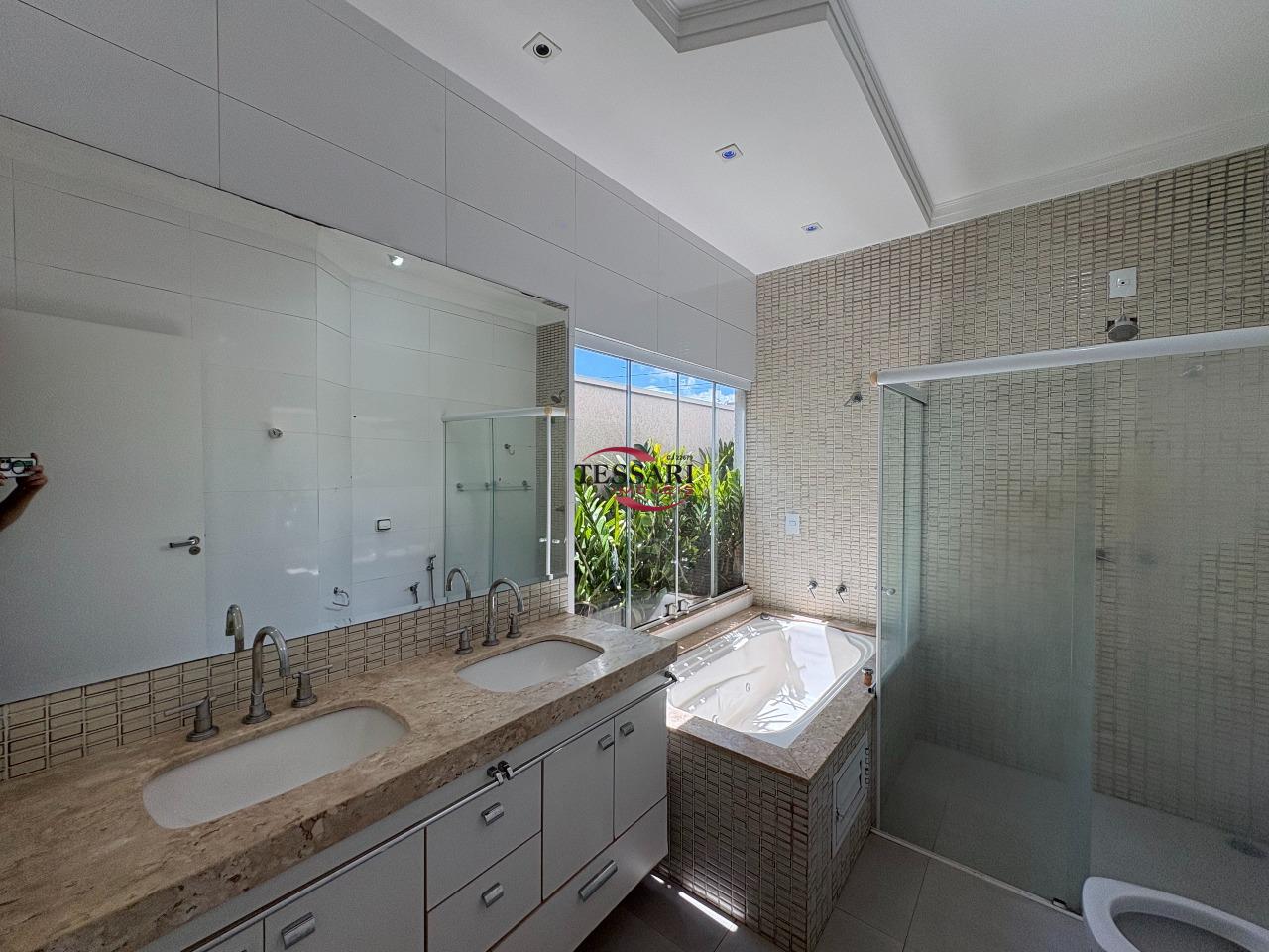 Casa de Condomínio com 3 quartos para aluguel, 284m² — foto 16 de 28