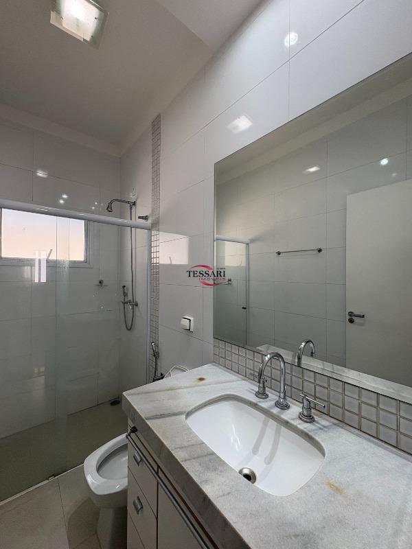 Casa de Condomínio com 3 quartos para aluguel, 284m² — foto 18 de 28