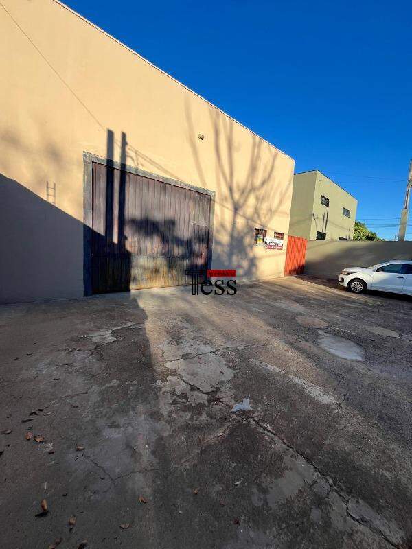 Loja / Salão / Ponto Comercial para aluguel, 330m² — foto 1 de 16