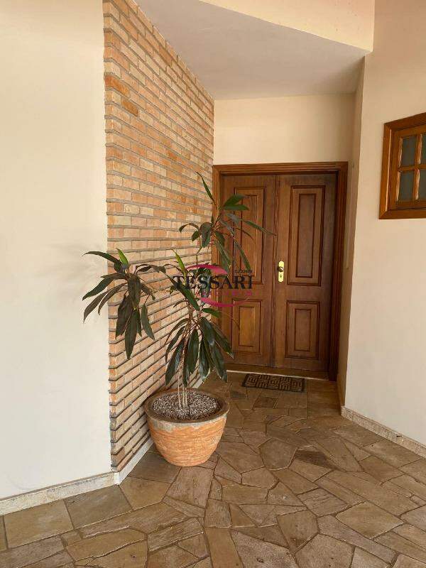 Casa de Condomínio com 3 quartos para aluguel, 250m² — foto 1 de 12