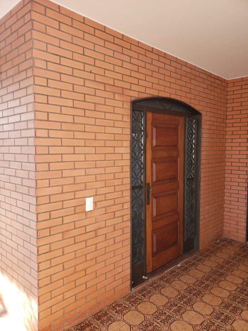 Casa com 3 quartos para aluguel, 280m² — foto 2 de 29