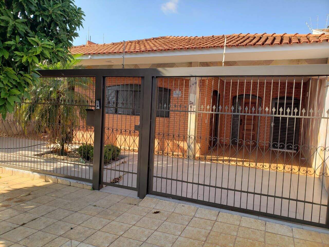Casa com 3 quartos para aluguel, 280m² — foto 1 de 29