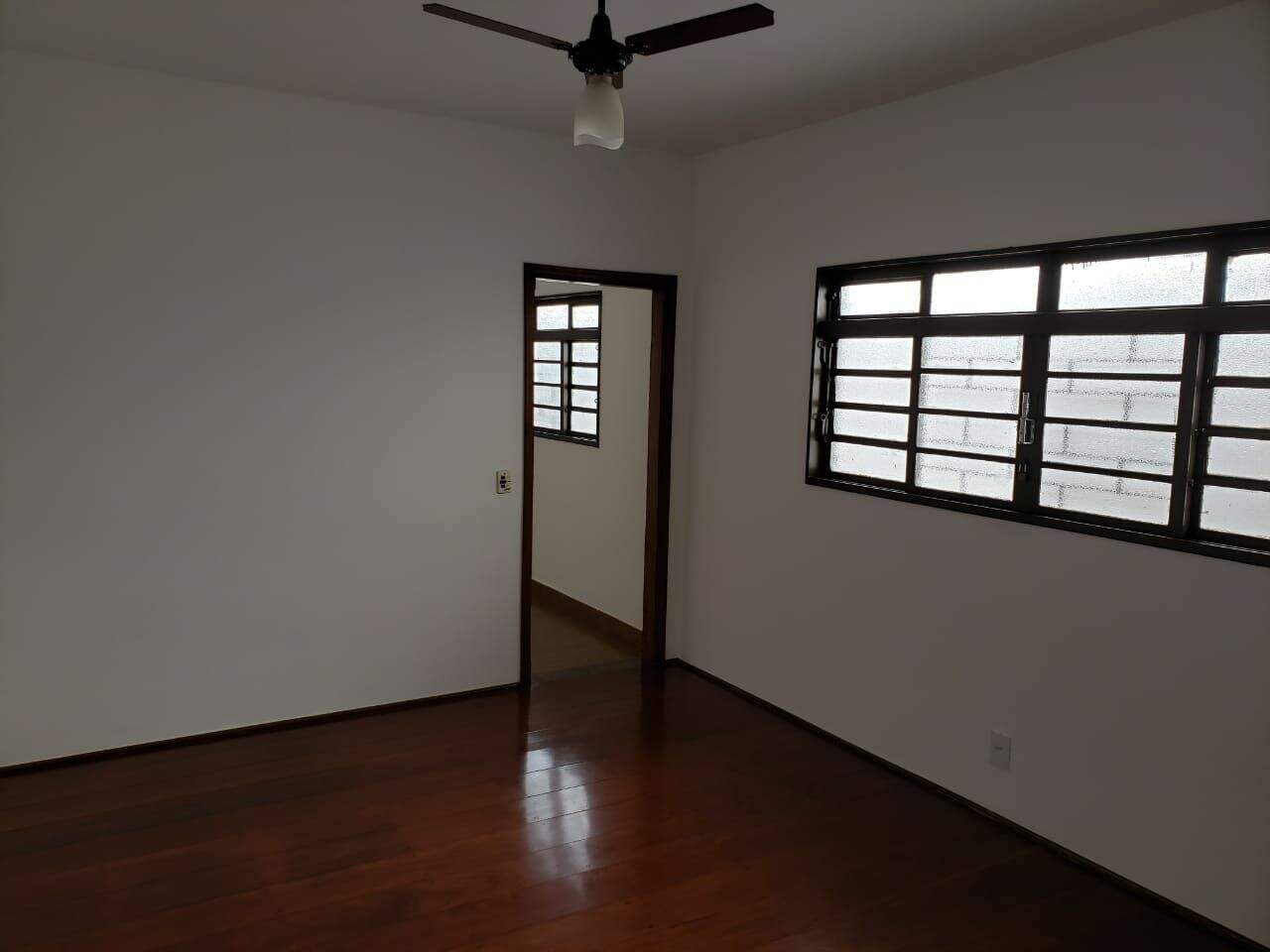 Casa com 3 quartos para aluguel, 280m² — foto 8 de 29