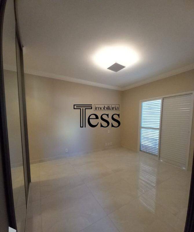 Casa de Condomínio com 4 quartos para aluguel, 240m² — foto 13 de 22