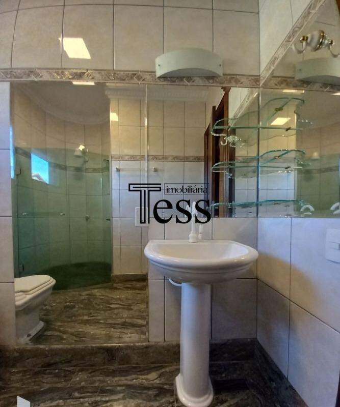 Casa de Condomínio com 4 quartos para aluguel, 240m² — foto 12 de 22