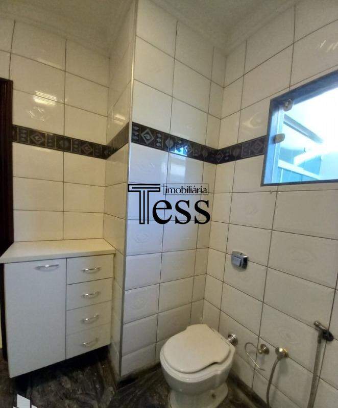 Casa de Condomínio com 4 quartos para aluguel, 240m² — foto 11 de 22