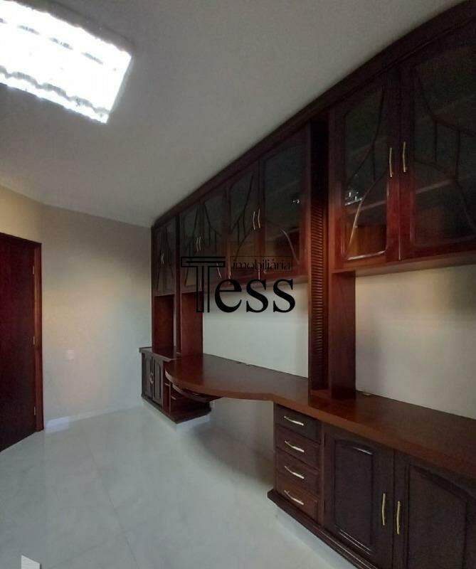 Casa de Condomínio com 4 quartos para aluguel, 240m² — foto 10 de 22