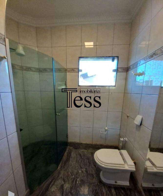 Casa de Condomínio com 4 quartos para aluguel, 240m² — foto 9 de 22