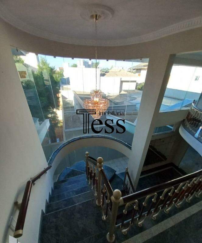 Casa de Condomínio com 4 quartos para aluguel, 240m² — foto 2 de 22