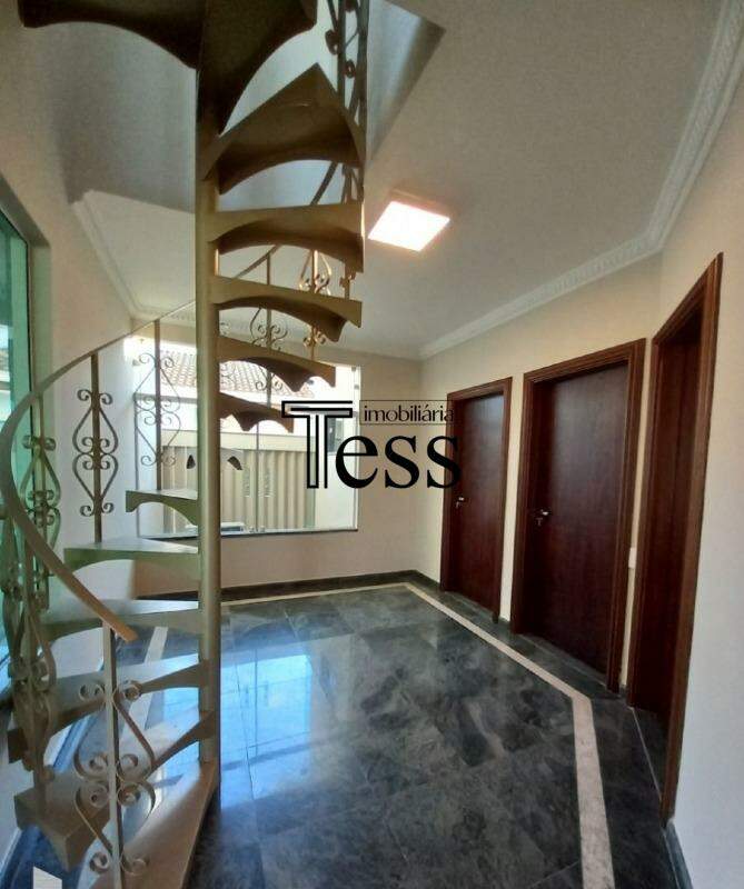 Casa de Condomínio com 4 quartos para aluguel, 240m² — foto 4 de 22